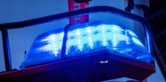 Feuer in Seddiner See: Mensch aus Bungalow gerettet Ein Mensch wurde von der Feuerwehr aus dem Bungalow gebracht. (Symbolbild)