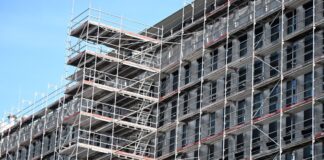 Wirtschaftsbau boomt im Osten aber der öffentliche Bau schwächelt. (Archivbild)