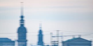 Ein Eurocity-Zug fährt durch Dresden. (Symbolbild)