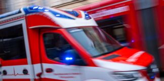 Der Mann wurde am Kopf und Arm verletzt und in ein Krankenhaus gebracht. (Symbolbild)