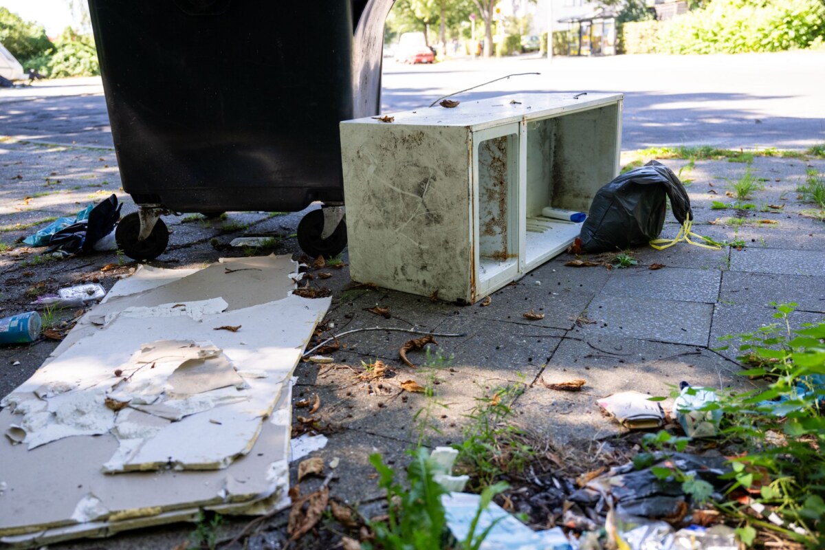 Höhere Bußgelder für illegalen Müll in Berlin In Berlin finden es viele Menschen normal, Sperrmüll einfach auf der Straße zu entsorgen. (Archivbild)