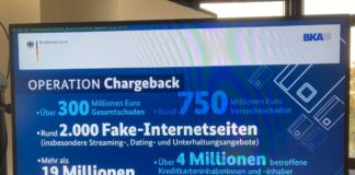 Informationen zu "Operation Chargeback" sind im Rahmen einer Pressekonferenz beim BKA auf einem Bildschirm zu sehen.