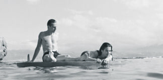 Neu im Kino: Radikale Unbeugsamkeit Meursault (Benjamin Voisin) und Marie (Rebecca Marder) Bild: Foz/Gaumont/France 2 Cinema/ Carole Bethuel