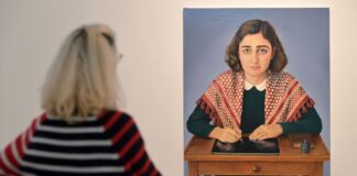 Anne-Frank-Bild in Museum löst Antisemitismus-Vorwurf aus Eine Ausstellung im Potsdamer Museum Fluxus+ zeigt Anne Frank mit Kufiya - auch Palästinensertuch genannt - und sorgt für Kritik.