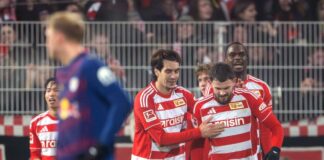 Wieder ein Sieg unter Flutlicht: Union überrascht RB Leipzig Unions Oliver Burke (r) bejubelt mit seinen Mitspielern sein Tor zum 1:0.