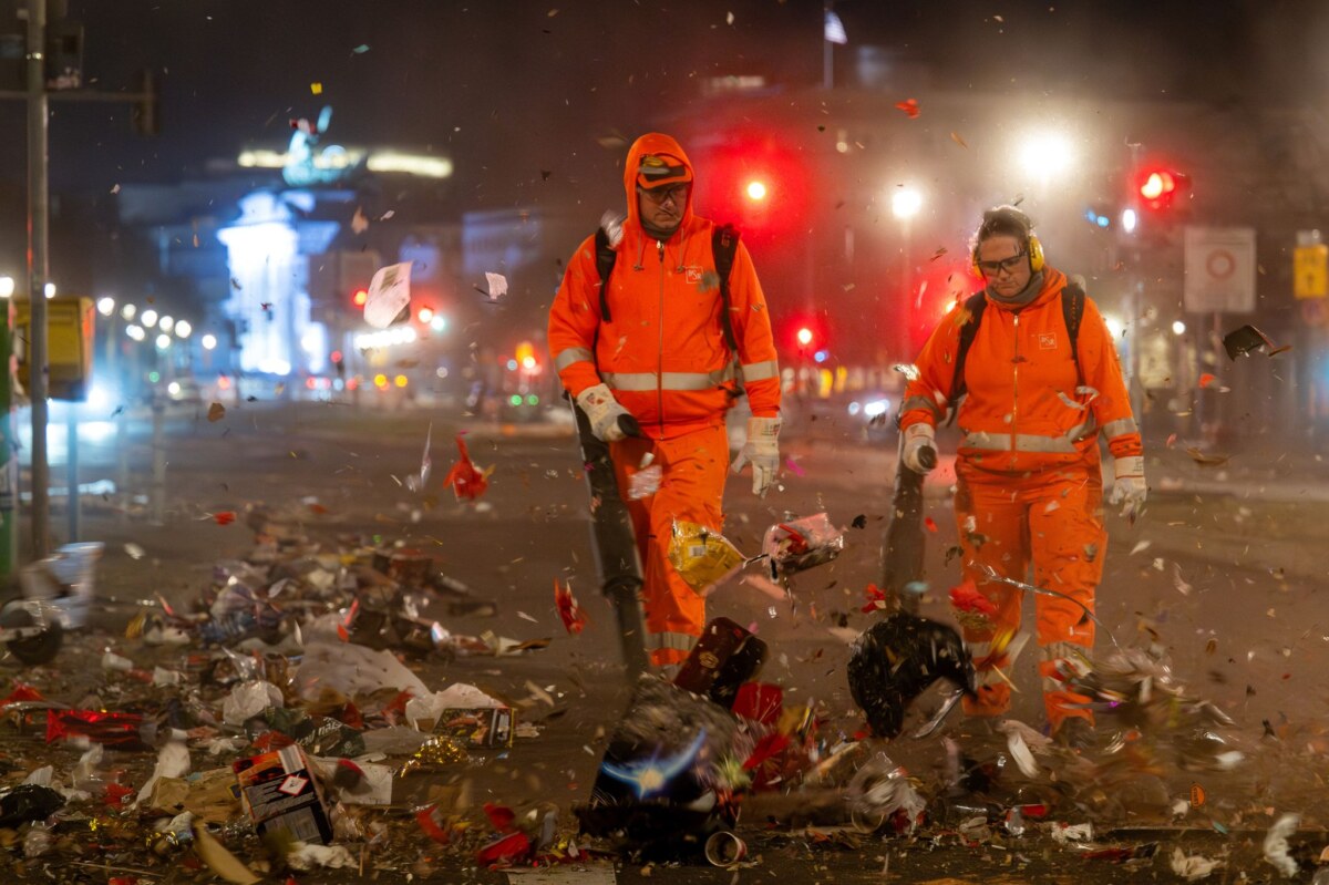 Neujahr - Aufräumen in Berlin Die Stadtreinigung kümmert sich am Neujahrstag um das Aufräumen an bestimmten Schwerpunkten in Berlin. (Archivbild)