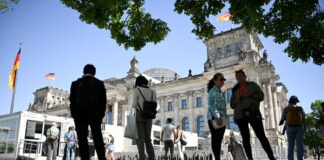 Neues Besucherzentrum am Bundestag soll 2032 fertig sein Die Eingangcontainer werden im kommenden Jahr abgebaut. (Archivbild)