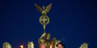 Nach Attentat: Klöckner entzündet Licht an Chanukka-Leuchter Bundestagspräsidentin Julia Klöckner und Rabbiner Yehudi Teichtal entzünden ein Licht.