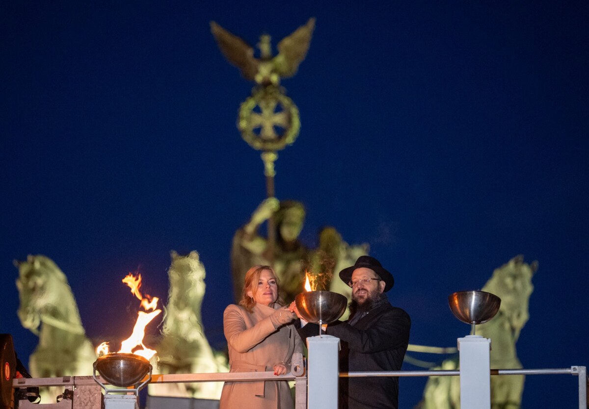 Viertes Licht am Chanukka-Leuchter in Berlin entzündet Bundestagspräsidentin Julia Klöckner und Rabbiner Yehudi Teichtal entzünden ein Licht.