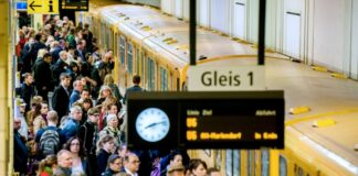 BVG weitet Angebot vorerst nicht aus In der Berlin U-Bahn kann es schon mal eng werden, vor allem in Stoßzeiten. (Archivbild)