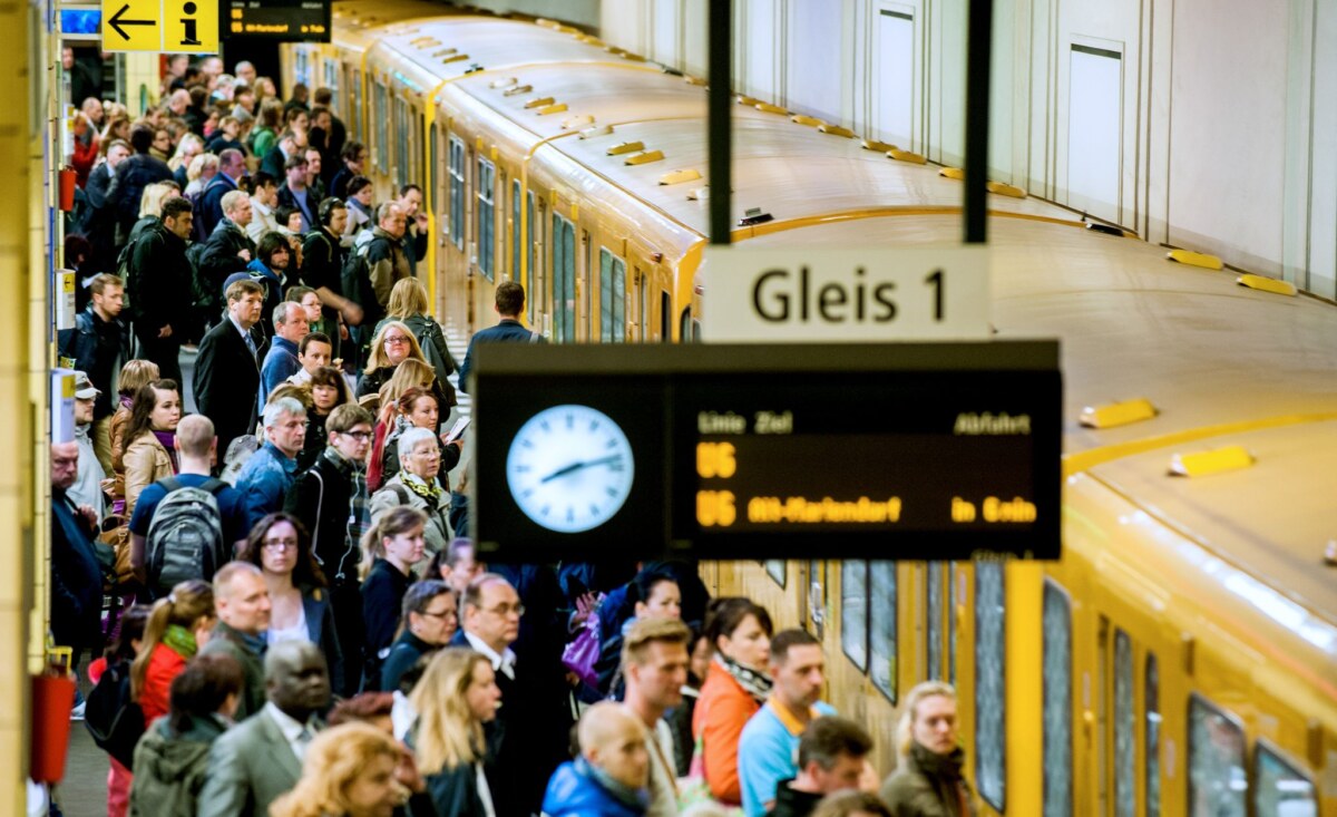 BVG weitet Angebot vorerst nicht aus In der Berlin U-Bahn kann es schon mal eng werden, vor allem in Stoßzeiten. (Archivbild)