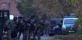 Im November 2023 zog sich in Vieritz im Havelland ein SEK-Einsatz lange hin, weil sich zwei Männer mit Waffen in einem Haus verschanzten. Es kam auch zum Schusswechsel mit der Polizei. (Archivbild)