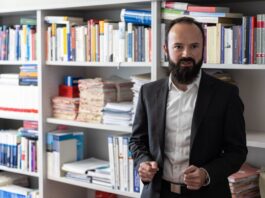 Was ein Kriminologe zu Besuchen im Maßregelvollzug sagt Der Vorwurf des schweren sexuellen Missbrauchs eines Kindes im Maßregelvollzug erschüttert die Öffentlichkeit. Der Direktor der Kriminologischen Zentralstelle (KrimZ), Martin Rettenberger, weist auf allgemeine Verfahren in solchen Einrichtungen und Besuchsmöglichkeiten hin. (Archivbild)