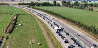 Vor allem am Wochenende vor Weihnachten kann es voll werden auf den Autobahnen. (Archivbild)