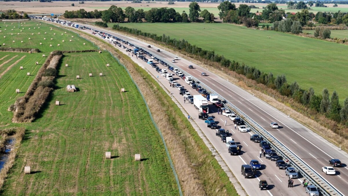 Stau A24 Vor allem am Wochenende vor Weihnachten kann es voll werden auf den Autobahnen. (Archivbild)