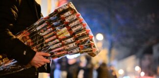 Berliner Feuerwehr zu Böllern: Beim Verkauf ansetzen Seit dem frühen Morgen und bis einschließlich Mittwoch darf in Deutschland Silvesterfeuerwerk verkauft werden.