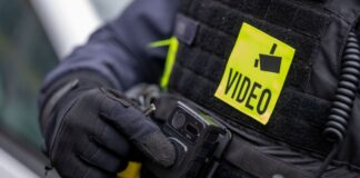 Kurz vor Silvester: 3.000 Bodycams für Polizei und Feuerwehr Berliner Polizei und Feuerwehr sollen heute flächendeckend mit Bodycams ausgestattet werden. (Archivbild)