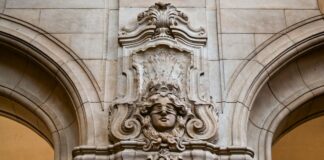 Nach einem Angriff mit einem Beil auf ihren schlafenden Ehemann steht eine 72-Jährige wegen versuchten Mordes vor Gericht. (Symbolbild)