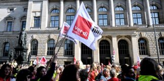 Einschränkungen an Schulen und Kitas wegen Warnstreiks Vor dem Berliner Abgeordnetenhaus hielten Gewerkschaften schon häufiger Kundgebungen ab. (Archivbild)