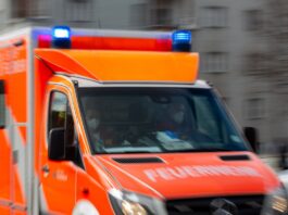 Auto überschlägt sich auf Friedrichstraße – drei Verletzte Die Feuerwehr war nach eigenen Angaben mit 32 Einsatzkräften rund eine Stunde am Unfallfort. (Symbolbild)