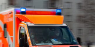 Auto in Berlin überschlägt sich nach Unfall – drei Verletzte Die Feuerwehr war nach eigenen Angaben mit 32 Einsatzkräften rund eine Stunde am Unfallfort. (Symbolbild)