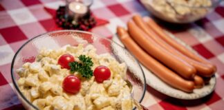 Laut einer aktuellen Statista-Befragung geben 34 Prozent der Befragten an, dass es bei ihnen über die Weihnachtsfeiertage Würstchen mit Kartoffelsalat gibt. (Symbolfoto)