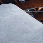 Wie Straßenmeistereien für den Winter gerüstet sind In einer Salzlagerhalle türmt sich das Streumittel für den Winterdienst. (Archivbild)