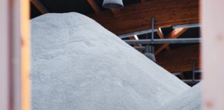 In einer Salzlagerhalle türmt sich das Streumittel für den Winterdienst. (Archivbild) 