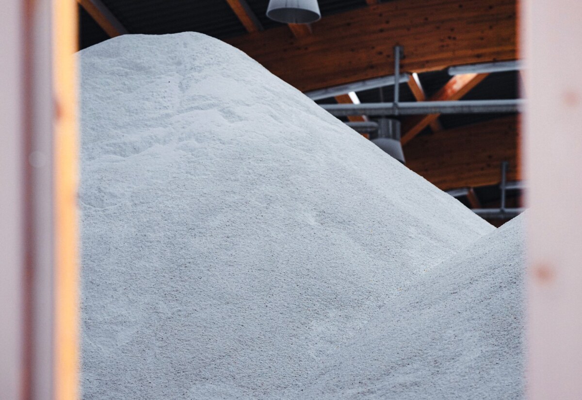 Winterdienst In einer Salzlagerhalle türmt sich das Streumittel für den Winterdienst. (Archivbild)