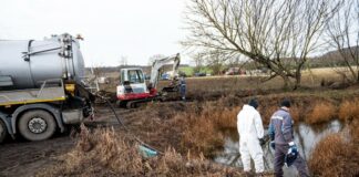 Öl-Fontäne schießt aus Pipeline – Was wir wissen Man geht von wahrscheinlich 250.000 bis 350.000 Liter ausgetretenem Rohöl aus.