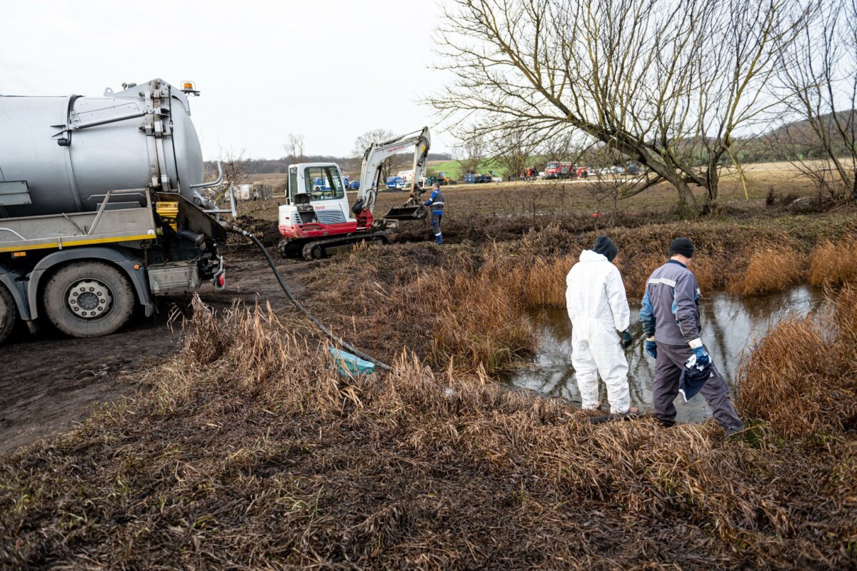 Nach Havarie an PCK Pipeline Man geht von wahrscheinlich 250.000 bis 350.000 Liter ausgetretenem Rohöl aus.