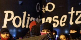 500 Beamte im Einsatz bei Anti-Polizei-Demo in Berlin Die Polizei schätzt etwa 700 Teilnehmer auf der Demonstration.