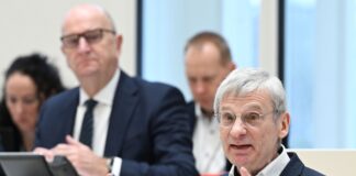 AfD will Woidke zur Vertrauensfrage bewegen AfD-Fraktionschef Berndt (vorne) will Brandenburgs SPD-Regierungschef Woidke (links) zur Vertrauensfrage bewegen. Damit soll geklärt werden, ob der Ministerpräsident noch die Unterstützung der Parlamentsmehrheit hat. (Archivbild)