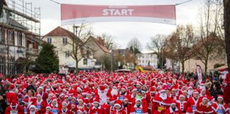 Hunderte Nikoläuse rennen durch Michendorf Es ist die 17. Ausgabe des Michendorfer Nikolauslaufs.