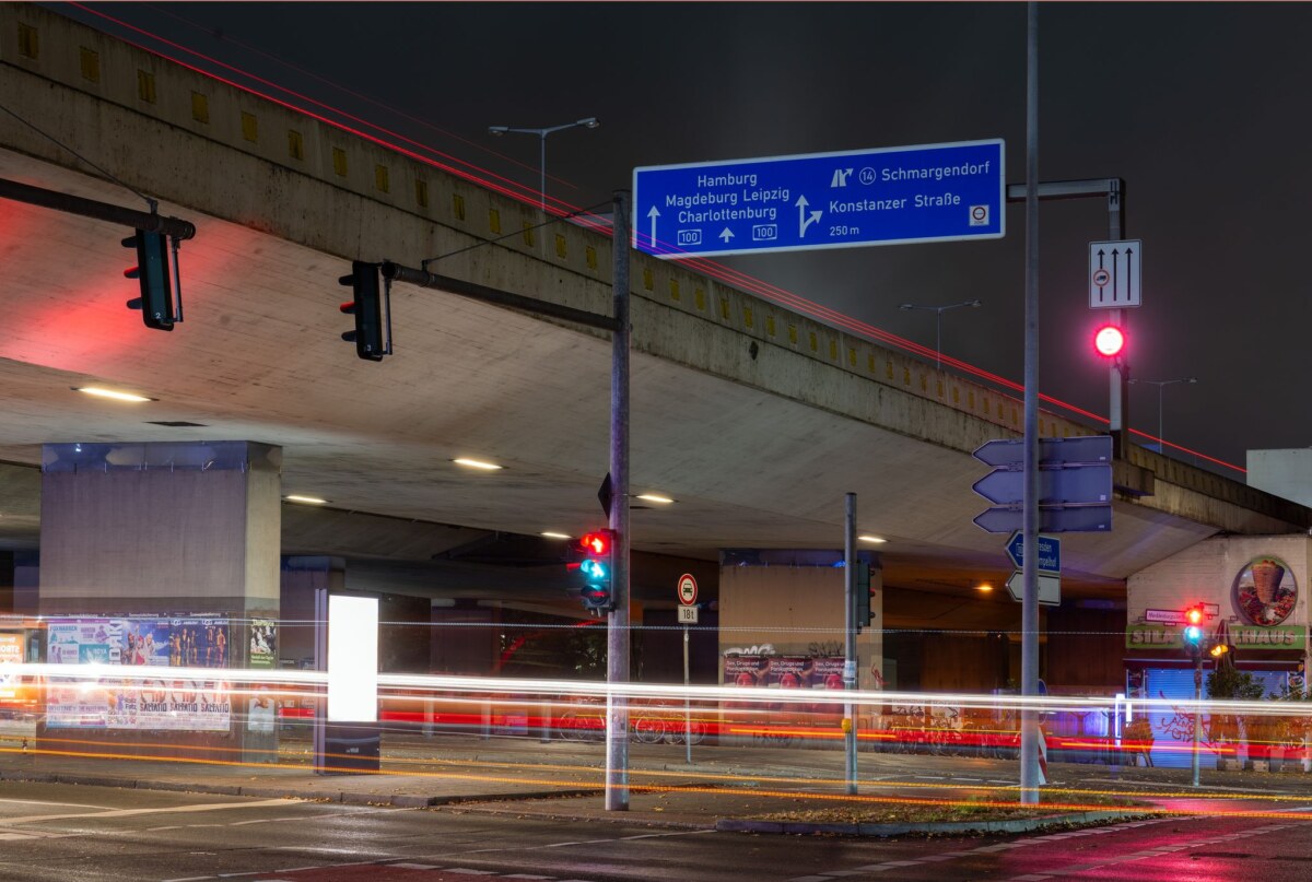 Brückenschäden an der A100 Die A100-Brücke über die Mecklenburgische Straße soll bei eingschränktem Verkehr saniert werden. (Archivbild)