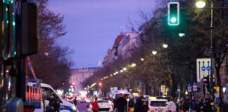 Selenskyj-Besuch: Busse umgeleitet, A113 ab Mittag betroffen Auch am Montag ist wegen des Staatsbesuchs mit Verkehrsbeeinträchtigungen zu rechnen, unter anderem auf der A113.