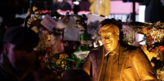 Seit Dienstag steht vor der CDU-Parteizentrale in Berlin eine Statue des ermordeten CDU-Politikers Walter Lübcke. Das Zentrum für Politische Schönheit hat sie dort aufgestellt.