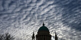 Das Wochenende wird in Berlin und Brandenburg vor allem bewölkt sein. (Symbolbild)