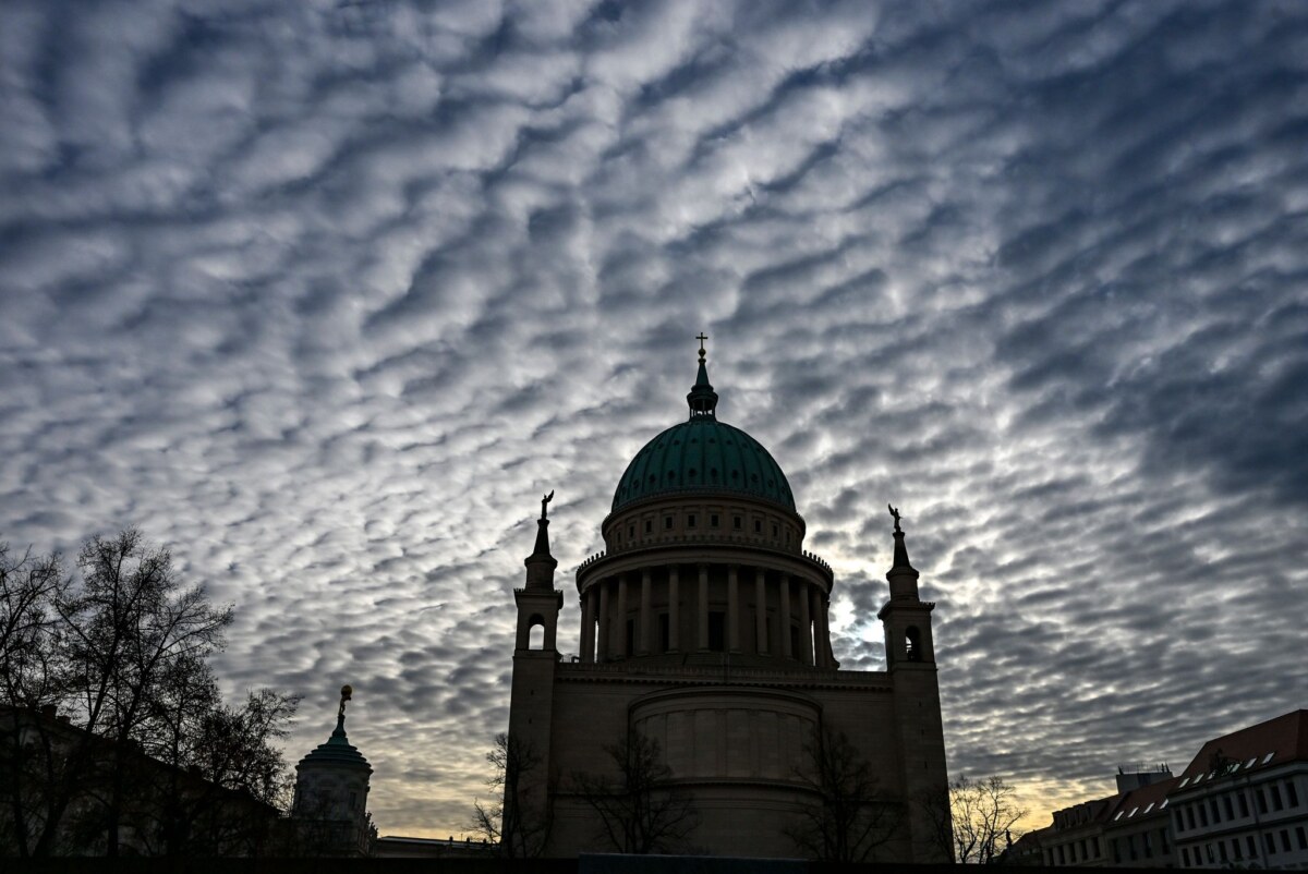 Wolken über der Nikolaikirche Das Wochenende wird in Berlin und Brandenburg vor allem bewölkt sein. (Symbolbild)