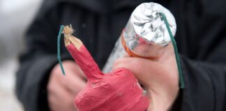 Polizei stoppt Böller-Verkauf per Messenger Junge Männer sind mit illegalen Böllern von der Polizei gefasst worden. (Symbolbild)