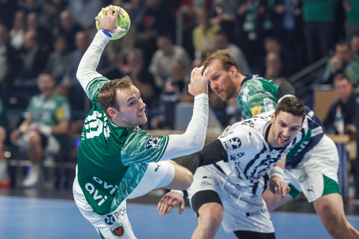 Füchse Berlin - THW Kiel Welthandballer Mathias Gidsel kommt gegen Kiel akrobatisch zum Abschluss.