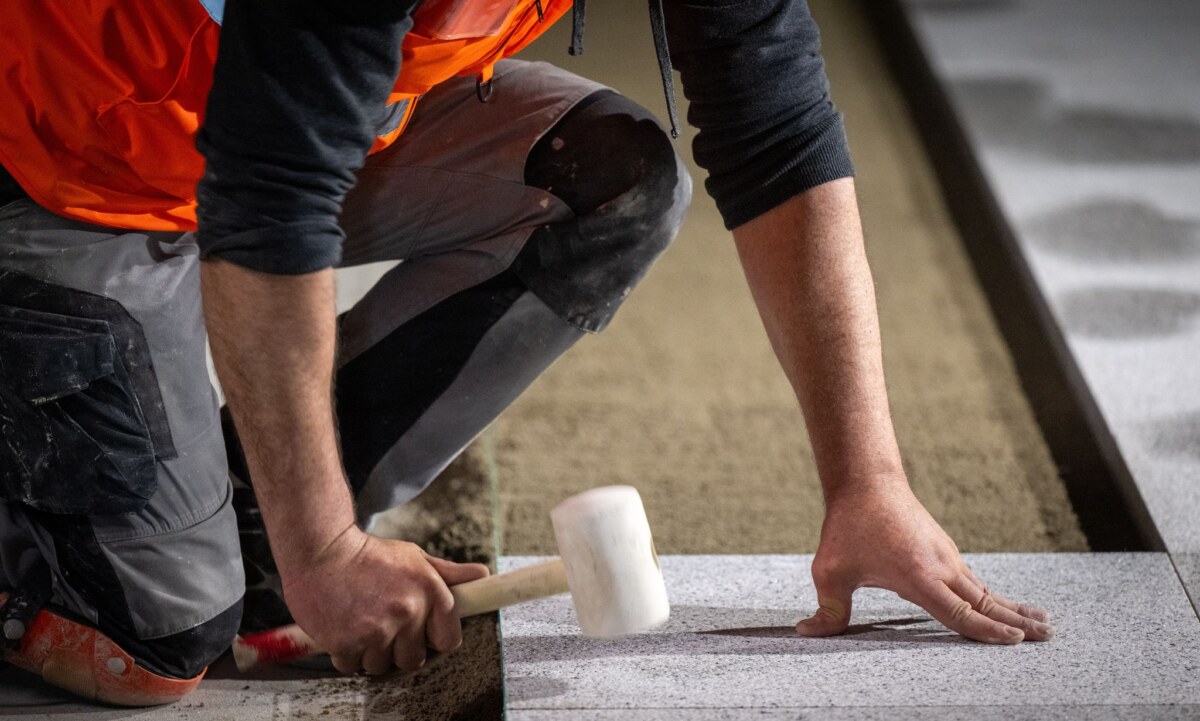 Bauarbeiter bei der Arbeit Der Berliner Landesmindestlohn gilt auch für private Unternehmen, die Aufträge vom Land erhalten. (Symbolbild)