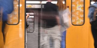 BVG fährt an Heiligabend wie an Samstagen Auch an den Weihnachtstagen fahren die Busse und Bahnen der BVG durch die Hauptstadt: An Heiligabend nach Samstagsfahrplan, an den beiden Weihnachtsfeiertagen nach Sonntagsfahrplan. (Archivbild)