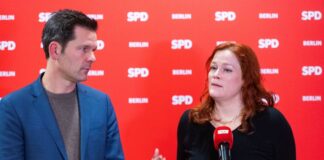 Steffen Krach und Bettina König sprechen bei einer Pressekonferenz zur Nominierung für den Landesvorsitz der SPD Berlin.