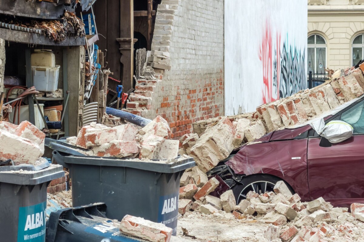 Mauer bei Gaststätte in Cottbus teilweise eingestürzt Die genaue Ursache des Einsturzes ist noch unklar.