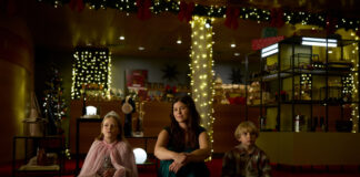 Interview der Woche mit Anna Fischer: „Ich liebe Berlin an Weihnachten“ Anne (Anna Fischer, M.) möchte ihren Kindern Marie (Marianne Strauß, l.) und Toni (Xaver Strauß, r.) ein schönes Weihnachtsfest bescheren Bild: ZDF, Audrius Solominas