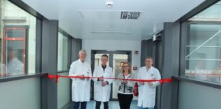 Dr. Manfred Lang, Priv.-Doz. Dr. Ralph-Ingo Rückert, Katharina Pfeiffer (Bereichsleitung Pflege OP) und Prof. Frank Friedersdorff bei der offiziellen OP-Eröffnung