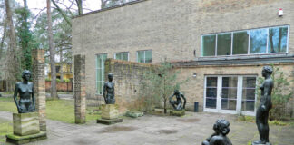 Berliner Erkundung: Kunst, Kommerz und Kulinarik Die Plastiken von Georg Kolbe im Innenhof und vor dem Museum können kostenlos betrachtet werden. Bild: Mathias Stengel