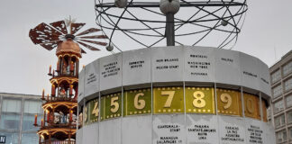 Berliner Erkundung: Weihnachtsmärkte und Historie Die Weltzeituhr mit dem Weihnachtsmarkt und der Weihnachtspyramide. Foto: Martin Schwarz