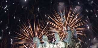 Silvester am Brandenburger Tor: Party legt Verkehr lahm Am Brandenburger Tor wird Silvester gefeiert - mehrere Straßen sollen dafür gesperrt werden. (Archivfoto)